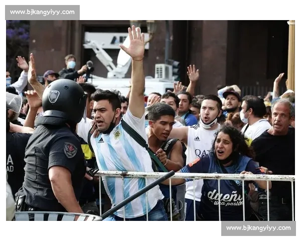 球迷彻夜狂欢！布宜诺斯艾利斯变成欢乐海洋